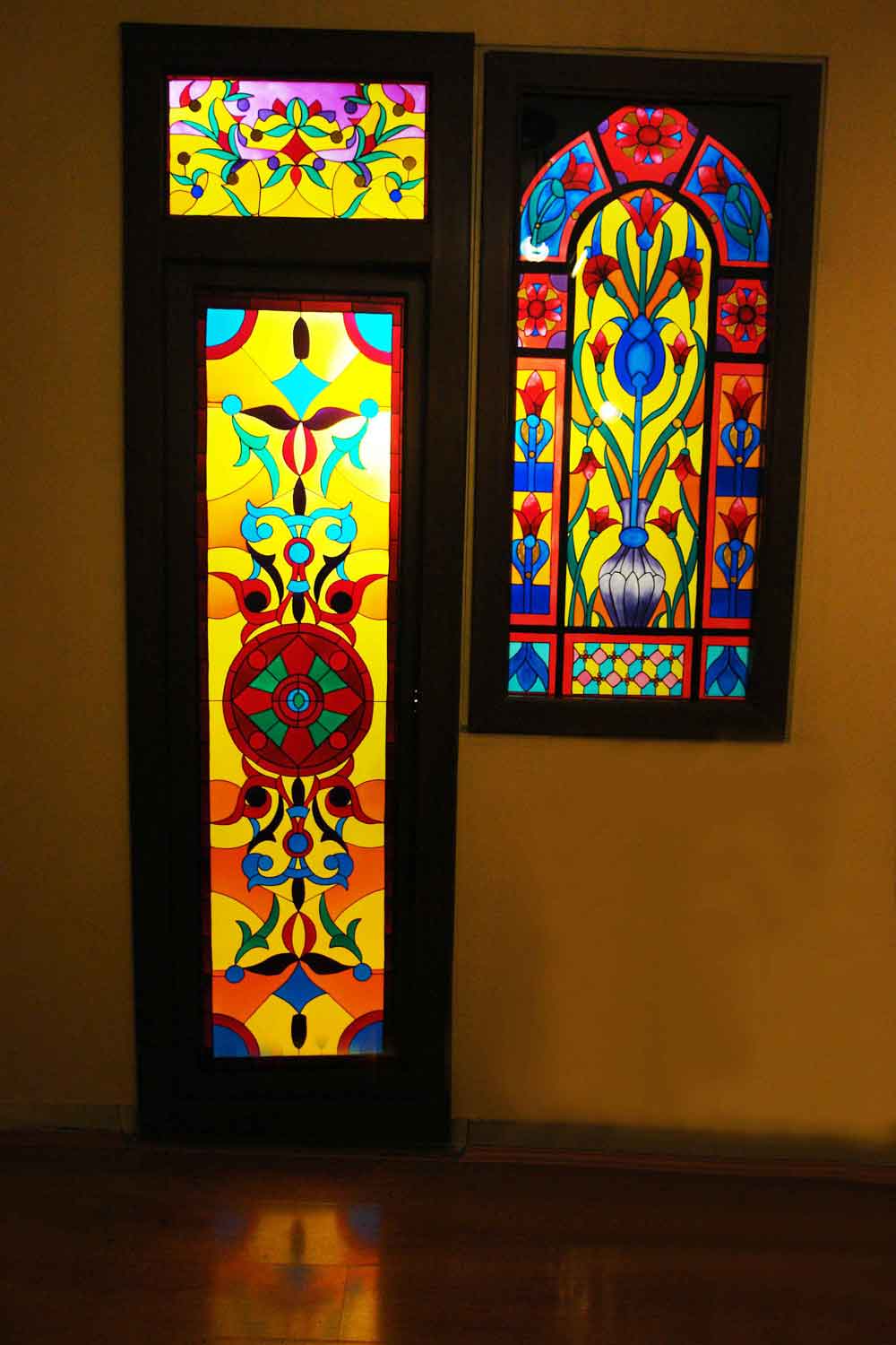 درب با شیشه رنگی تزئینی